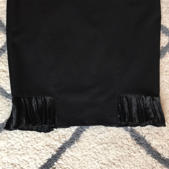Ruffled stretchy black skirt - Picture 3 of 4